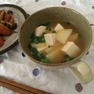 豆腐とおじゃがと葱のお味噌汁